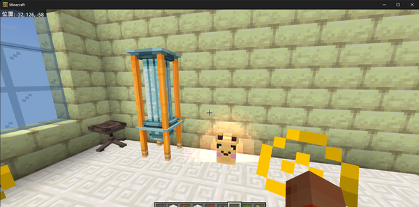 ピカチュウみたいなランプと、近未来的なランプ、椅子