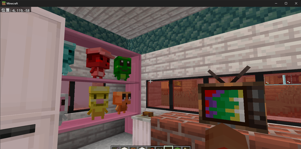 ぬいぐるみ棚、ごみ箱、テレビ